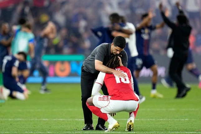 Mikel Arteta menghibur Eberechi Eze